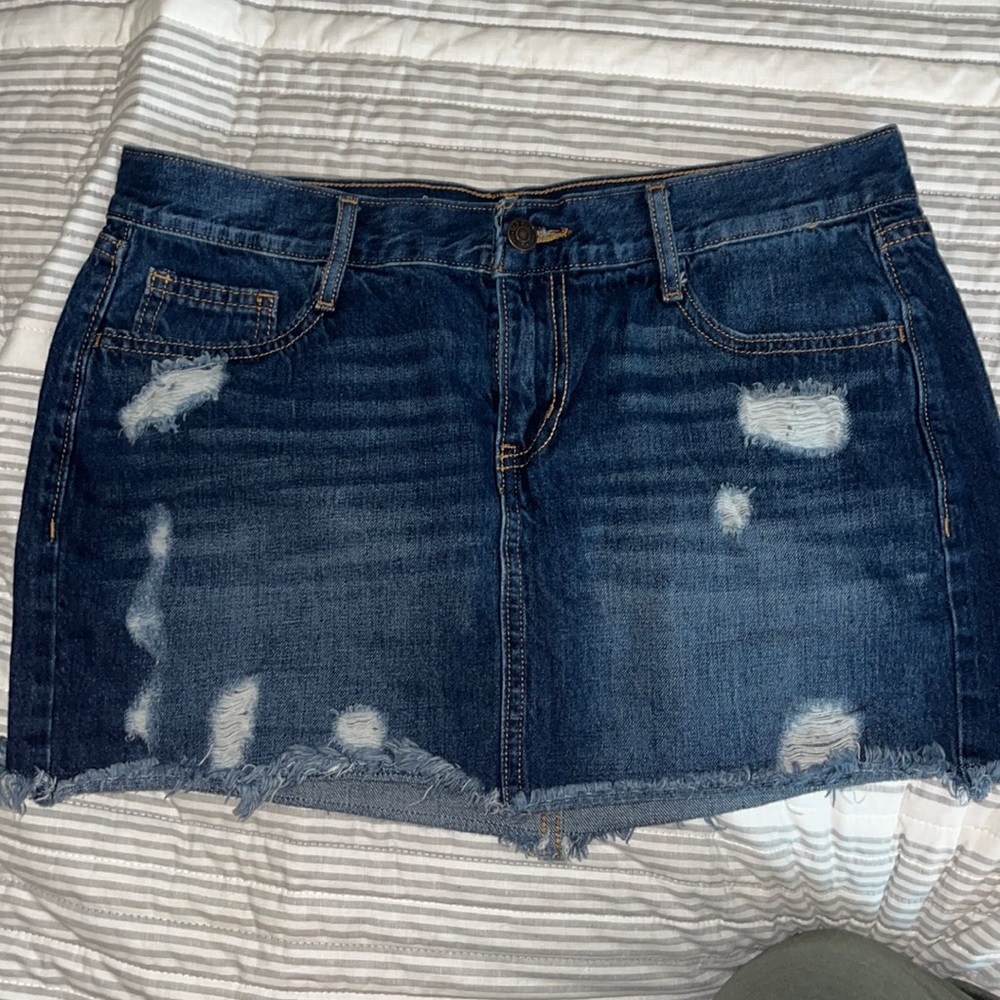 Only worn once!!! Women 5 pocket denim skirt. Size 6!